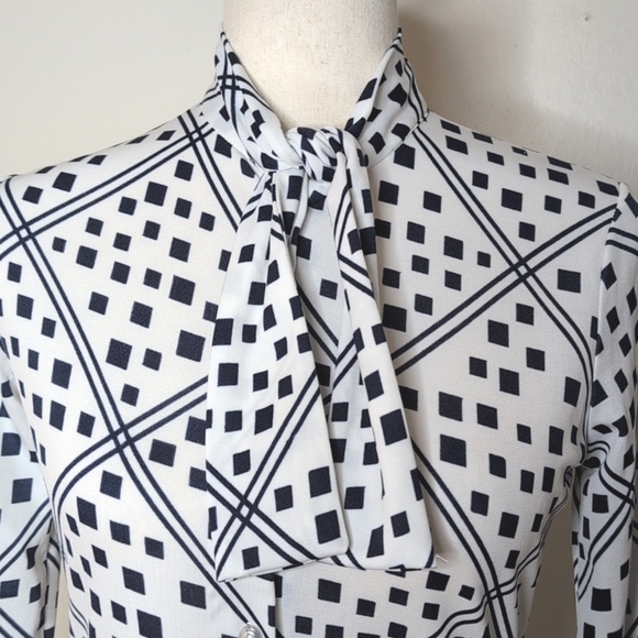 VTG 70s Montgomery Ward Blue and White Geometric Print Tie Neck Blouse Size 10 - Picture 6 of 7